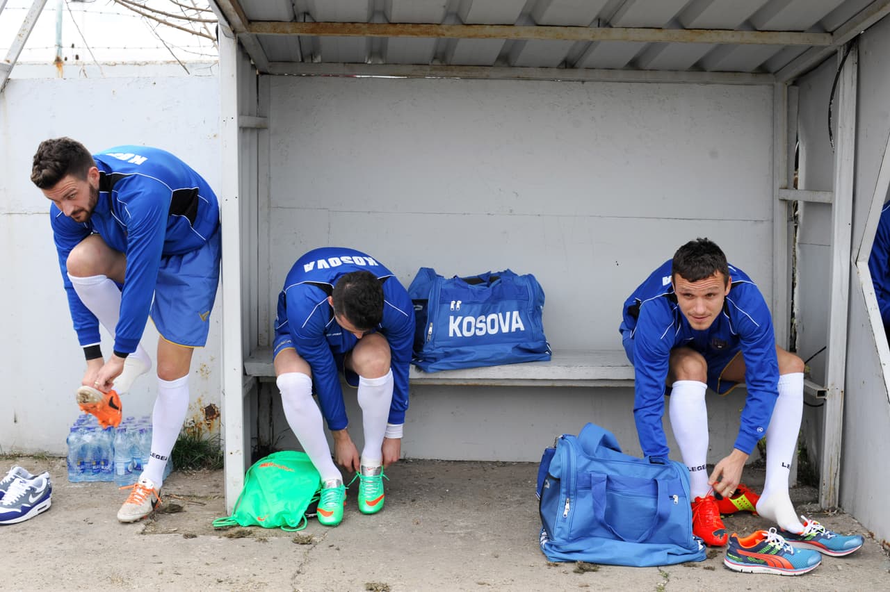 Con el mismo procedimiento usado por Gibraltar, la selección de Kosovo fue admitida como miembro de la FIFA a pesar de las quejas de Serbia (que no reconoce la independencia de Kosovo).
