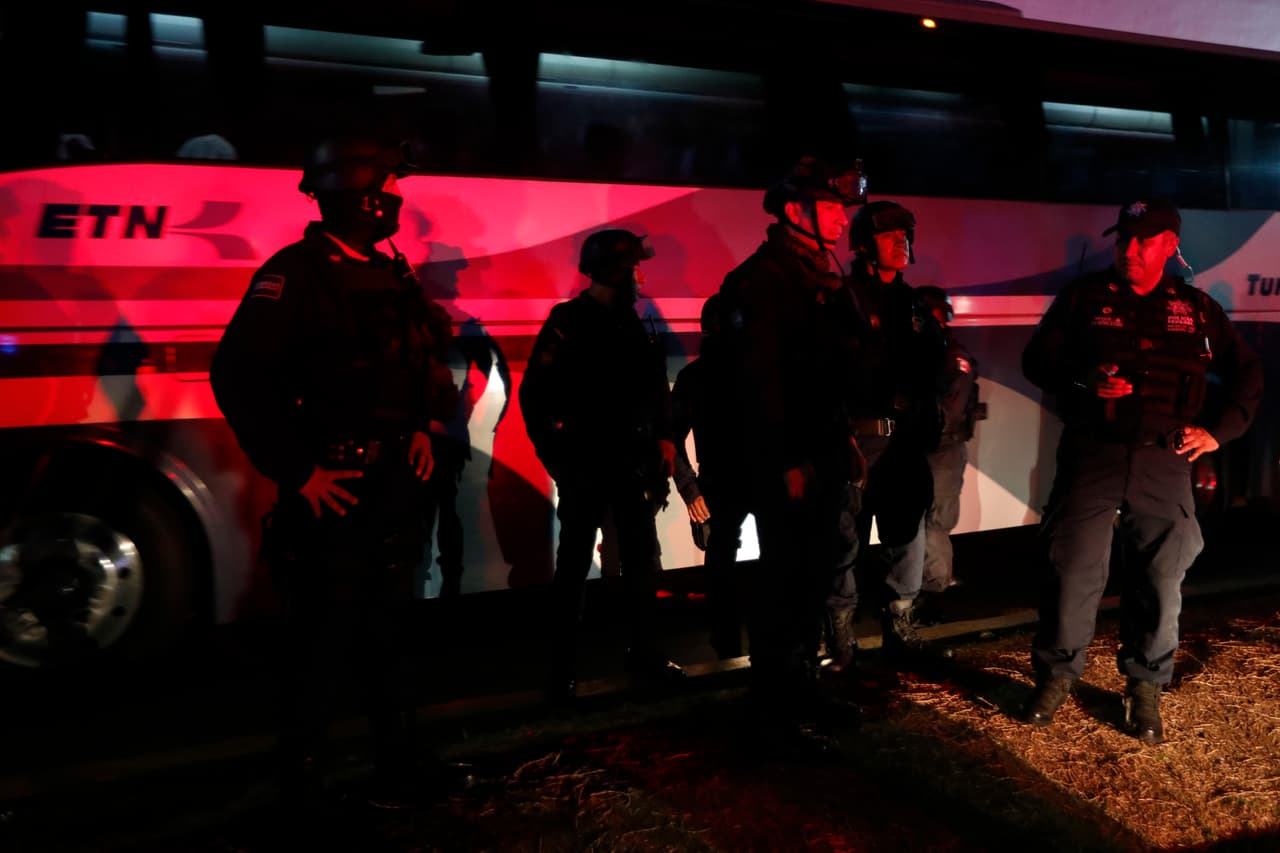 "Hubo una salida no autorizada de amplia escala de las personas albergadas en la Estación Migratoria Siglo XXI. particularmente promovida por ciudadanos de nacionalidad cubana, que constituyen la mayoría de la población de la estación", indica el comunicado de INM difundido en redes sociales.
<br>