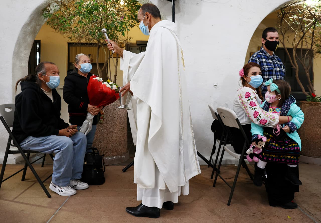 La misa también fue transmitida en las redes sociales para los que no pudieron asistir.