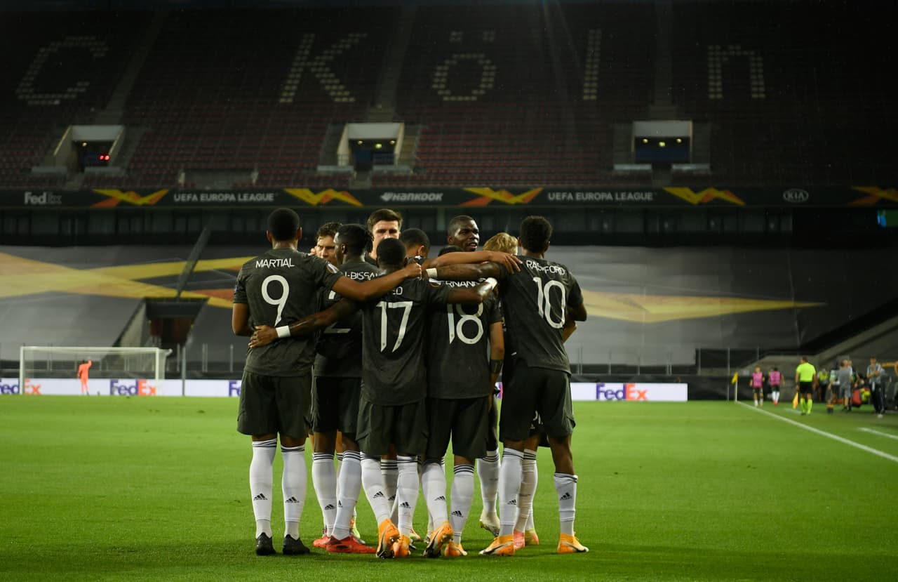 Cae la primera amarilla del partido en contra del United. Williams es amonestado.