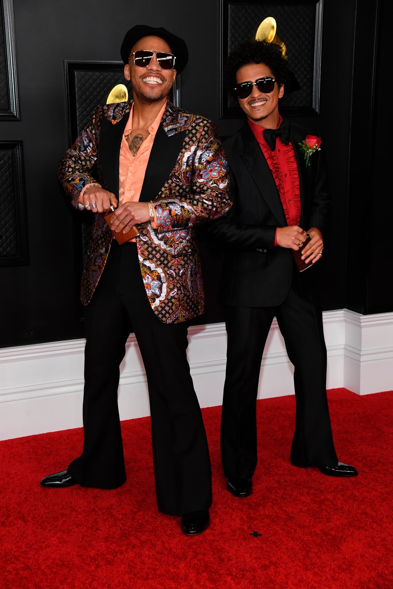 Anderson Paak y Bruno Mars, sinónimo de elegancia.