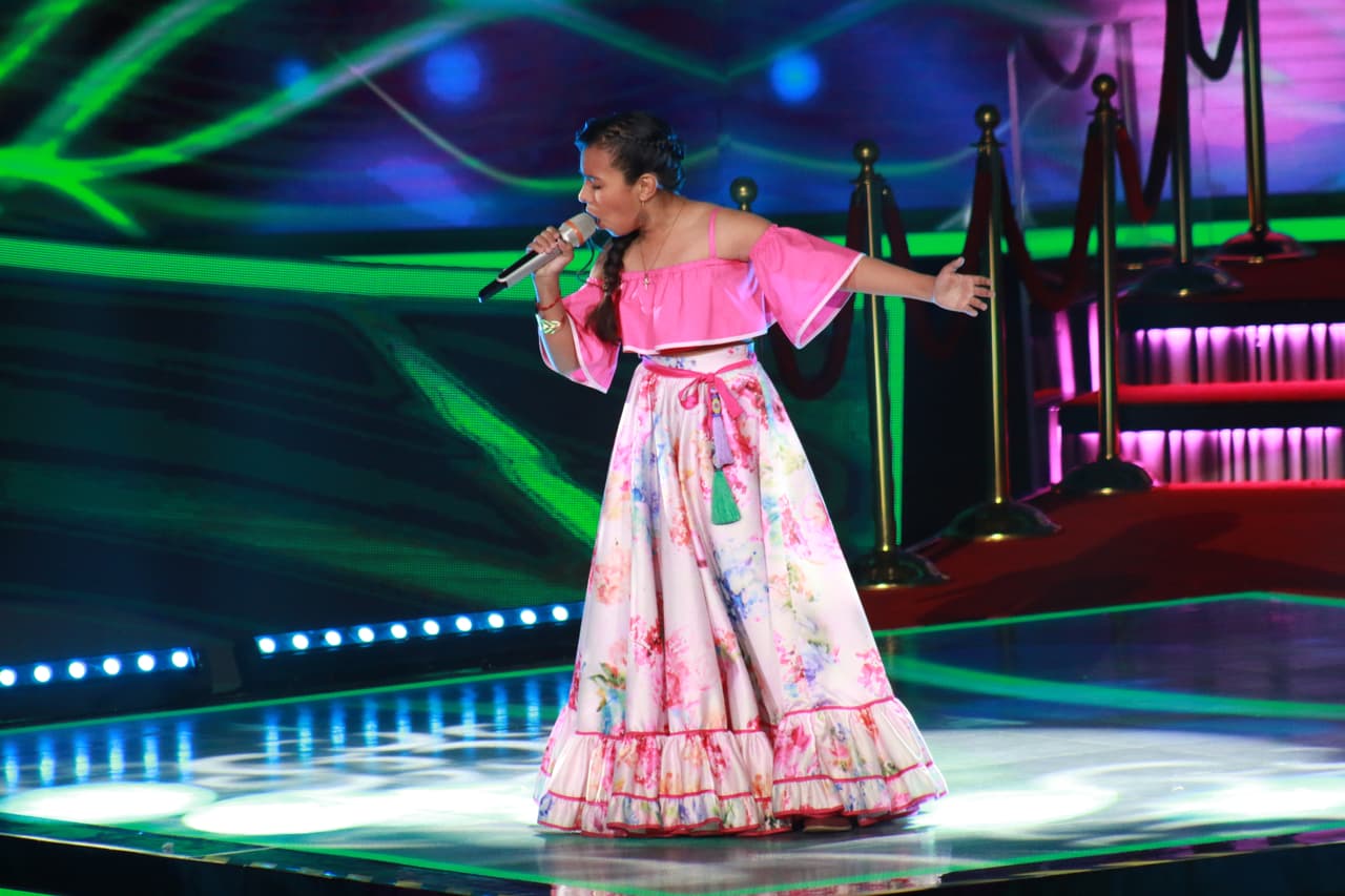 Aquí sí hubo duelo de canto y Anyelique Solorio de 11 años fue una de las que sorprendió con su voz.