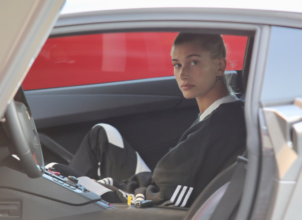 Mientras Justin entraba al restaurante, Hailey permaneció en el auto.