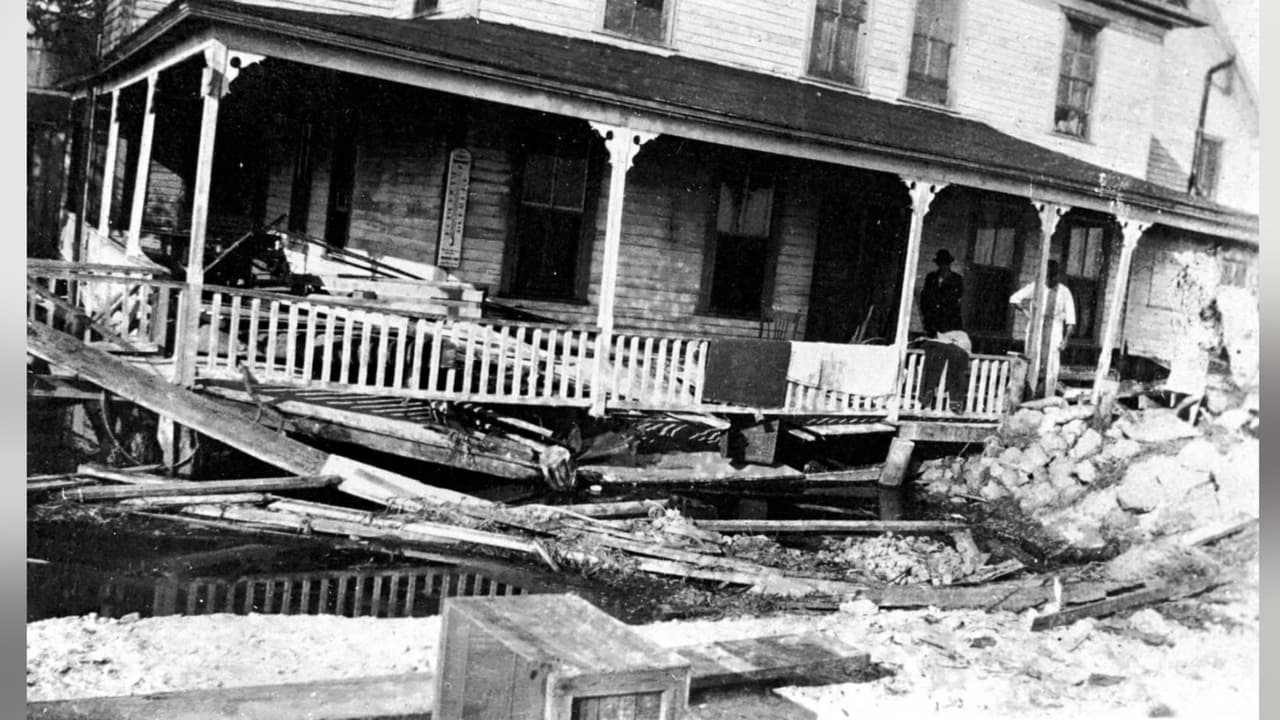 Se formó una
<b>marejada ciclónica de 11 pies de altura que destruyó decenas de edificios</b>, muelles y barcos.
<br>