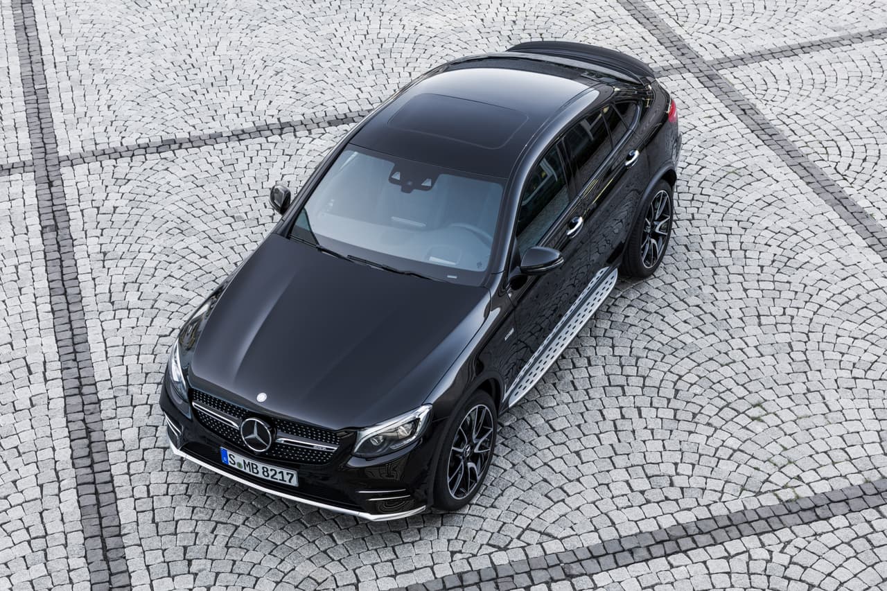 El spoiler frontal plateado en la 
<b>Mercedes-AMG GLC43 Coupe</b> asegura que haya un flujo de aire óptimo a los módulos de enfriamiento y hacen juego con los estribos plateados en la parte inferior de las puertas.