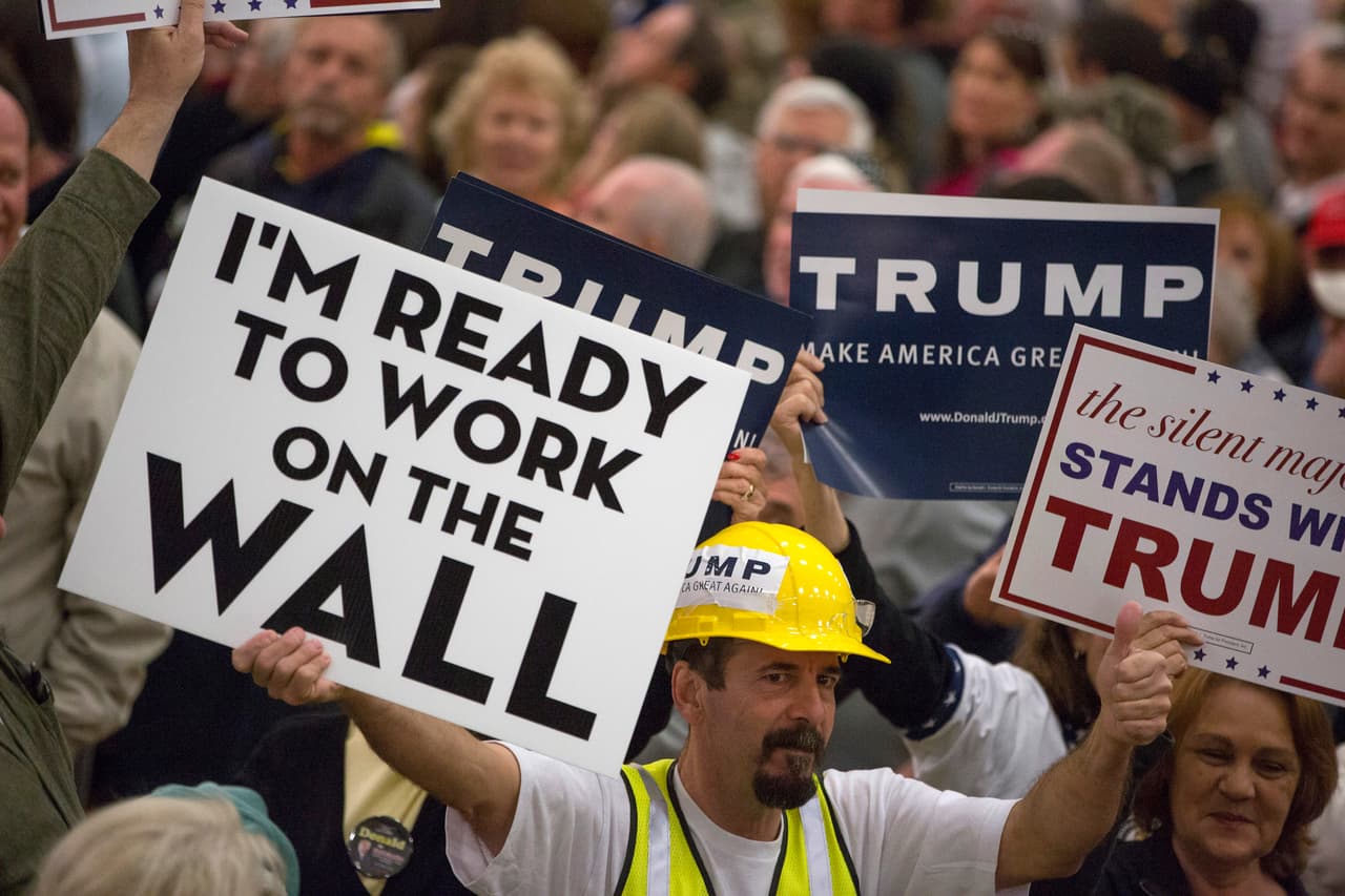 Los mensajes no solo se han visto en colegios. Aquí un hombre manifiesta su respaldo a Trump diciendo "Estoy listo para trabajar en el muro", Myrtle Beach, Carolina del Sur.