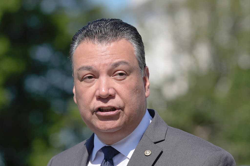 <h2 class="cms-H2-H2">Alex Padilla, senador por California:</h2>
<br>
<br>"No hay lugar en nuestra democracia para la violencia política. Mantengo en mis pensamientos al expresidente y a los asistentes a su mitin. Agradecido por la rápida acción de las autoridades para proteger a los asistentes".