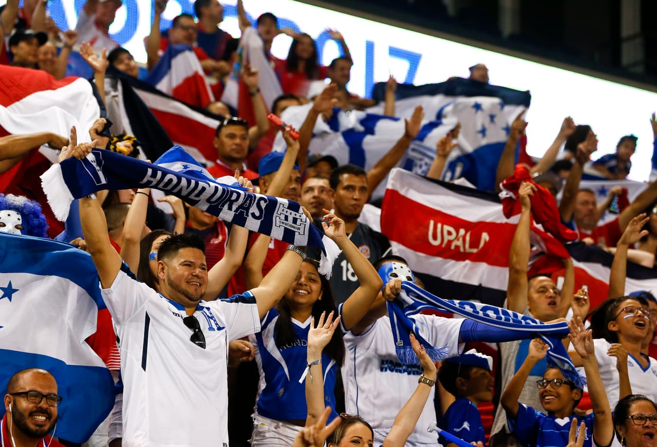 El torneo comenzó con el partido entre Guayana-Francesa y Canadá, que los norteamericanos ganaron 4-2, pero el plato fuerte de la noche fue el clásico centroamericano entre Costa Rica y Honduras.