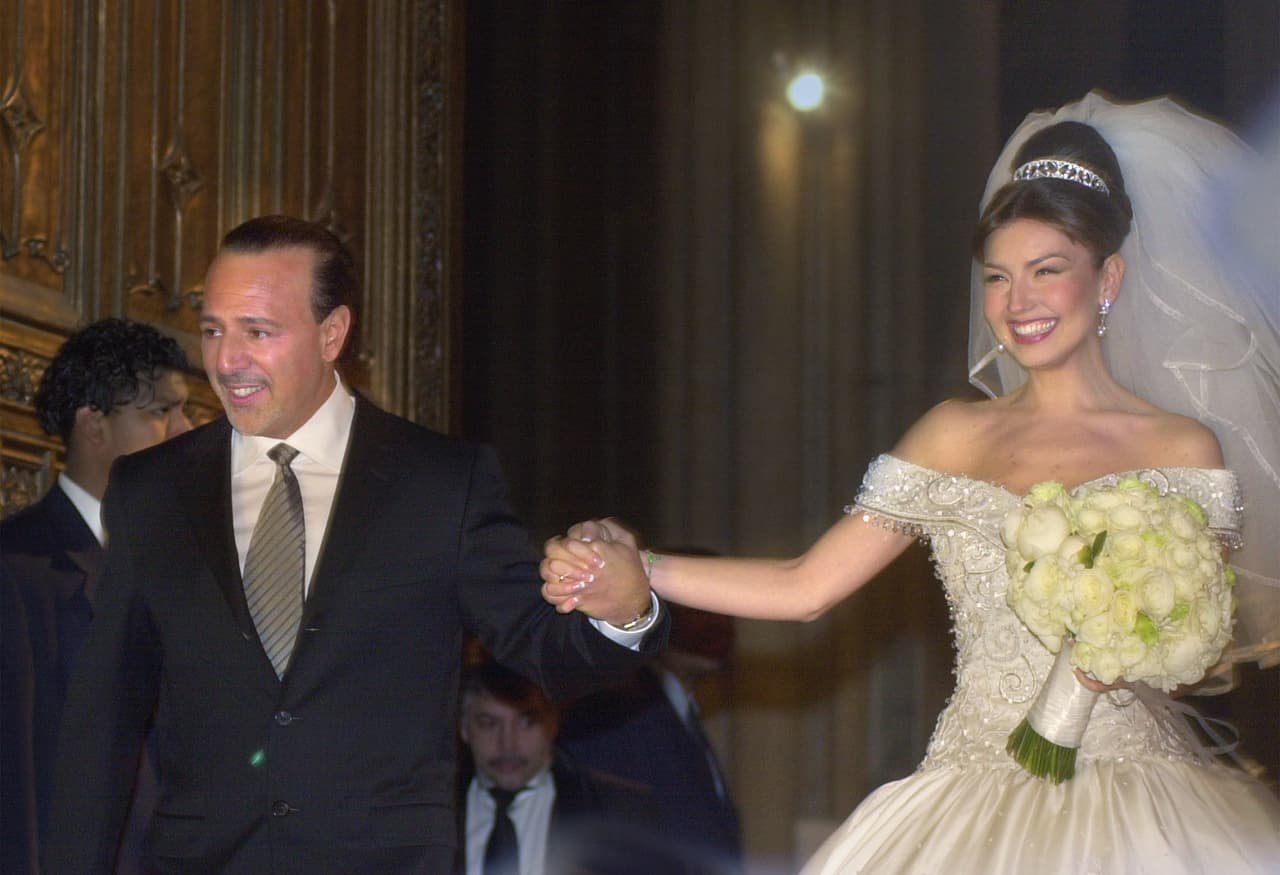 De aquella primera cita surgió el romance que se afianzó con la boda de la pareja. Se casaron el 2 de diciembre del año 2000, en la Catedral de San Patricio en Nueva York. Thalía usó un vestido diseñado por Mitzy, que estuvo inspirado en los trajes de la emperatriz Carlota, (la mujer de Maximiliano de Habsburgo).