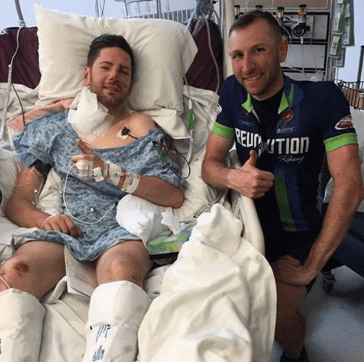 James Fredrick (i) y su amigo Alex Ippoliti, en el hospital tras el ataque.