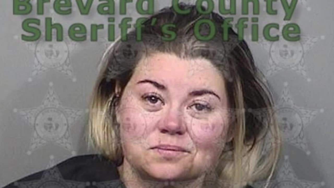 Arrestan a una mujer por intentar besar a los clientes en un bar de Florida