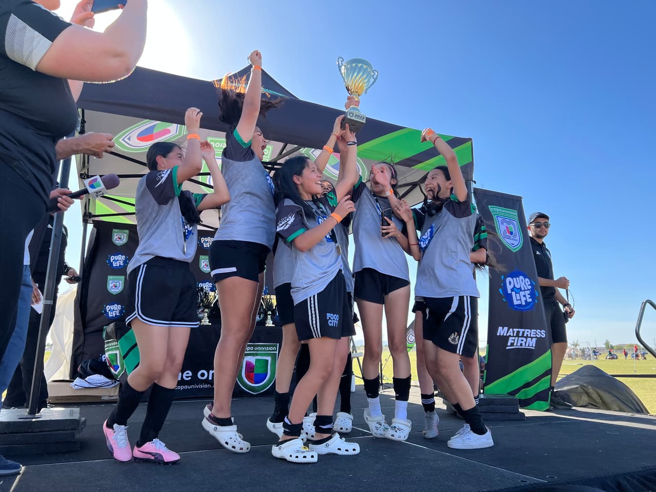 Participaron equipos de distintas categorías, cada uno de ellos acompañado de una nutrida porra. En la imagen, Arizona Brown de Mesa, el equipo ganador en la rama femenina.