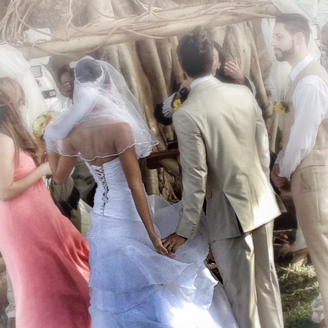 A los invitados se les pidió que utilizaran los colores blanco y crema en su vestimenta.