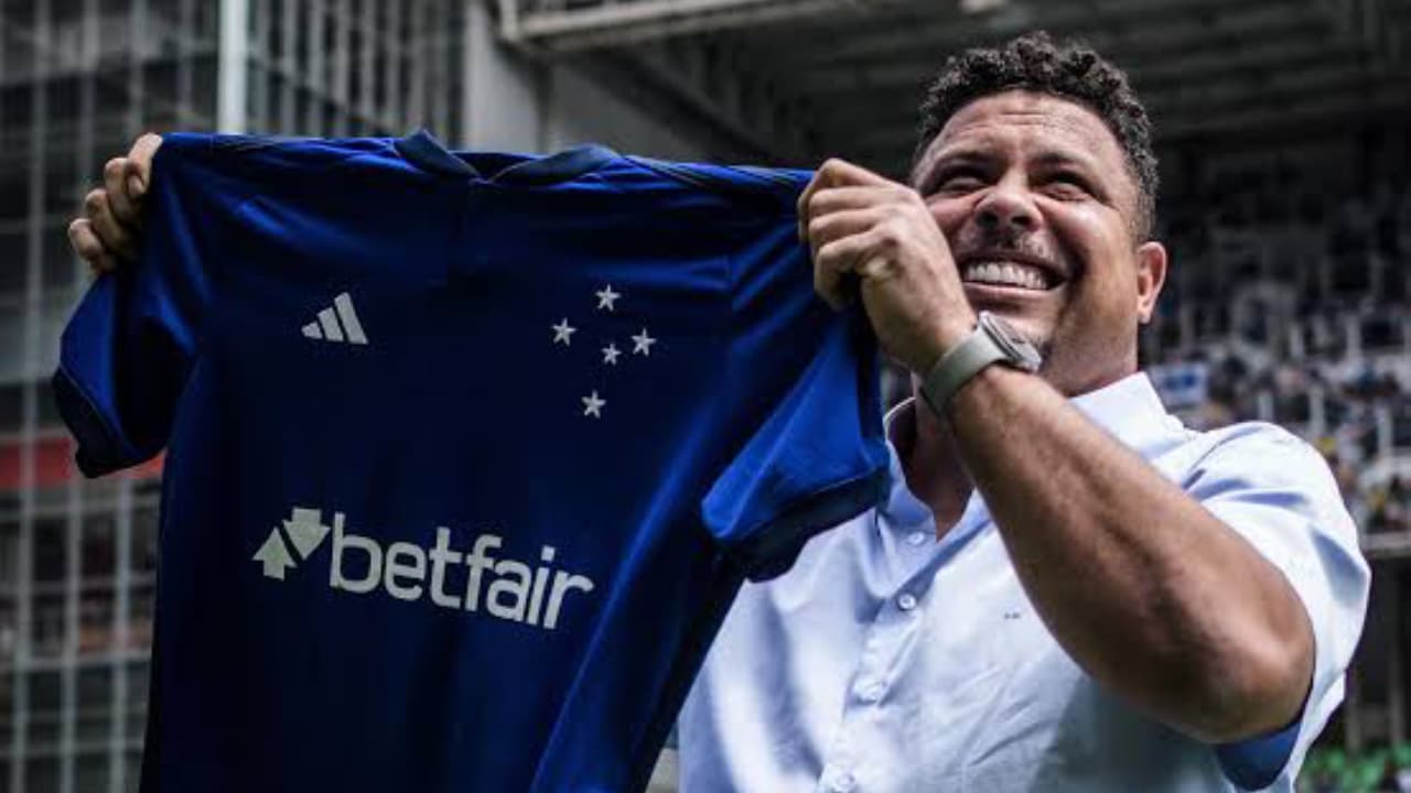 Ronaldo vende al Cruzeiro a menos de tres años de comprarlo