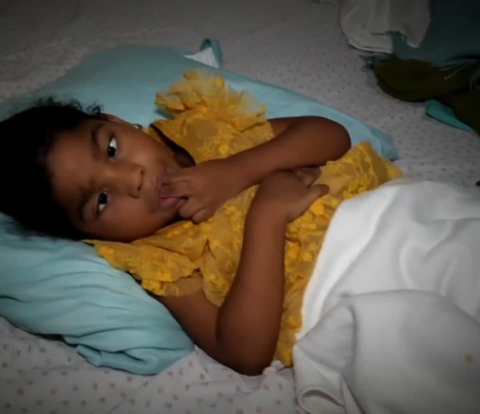 “Un día alzó mucho los ojos, después no gateó, no pudo voltearse y no caminó; yo iba notando que algo raro estaba pasando”, dice la afligida mujer, quien pronto se dio cuenta que su hija experimentaba convulsiones.
<br>