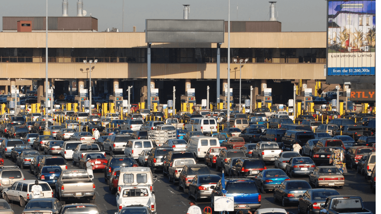 <h2 class="cms-H2-H2"><b>¿Necesitas el I-94 en todos los casos?</b></h2>
<br>
<br>No. Si vas a cruzar por tierra a Estados Unidos, eres mexicano con una visa de turista (en tarjeta, Border Crossing Card) y te quedas dentro de ciertas millas de la zona fronteriza, no tienes que sacar tu permiso. 
<b>Si necesitas avanzar más allá de ciertas millas, debes tener tu I-94.</b>
<br>
<br>Estas son las millas permitidas por estado, de acuerdo con la Agencia de Aduanas y Protección Fronteriza (CBP):
<br>· California: 25 millas de la frontera
<br>· Arizona: 75 millas de la frontera 
<br>· Nuevo México: 55 millas de la frontera o hasta la autopista I-10
<br>· Texas: 25 millas de la frontera