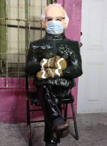 En enero de 2021, 
<b>Bernie Sanders</b> se volvió un meme viral de Internet tras ser capturado pasando frío frente al Capitolio. La imagen famosa de Sanders fue retomada para hacerla piñata.