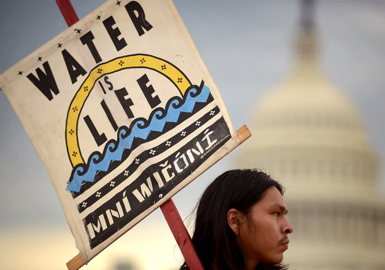 "El agua es vida", recuerdan las tribus americanas frente al Capitolio.