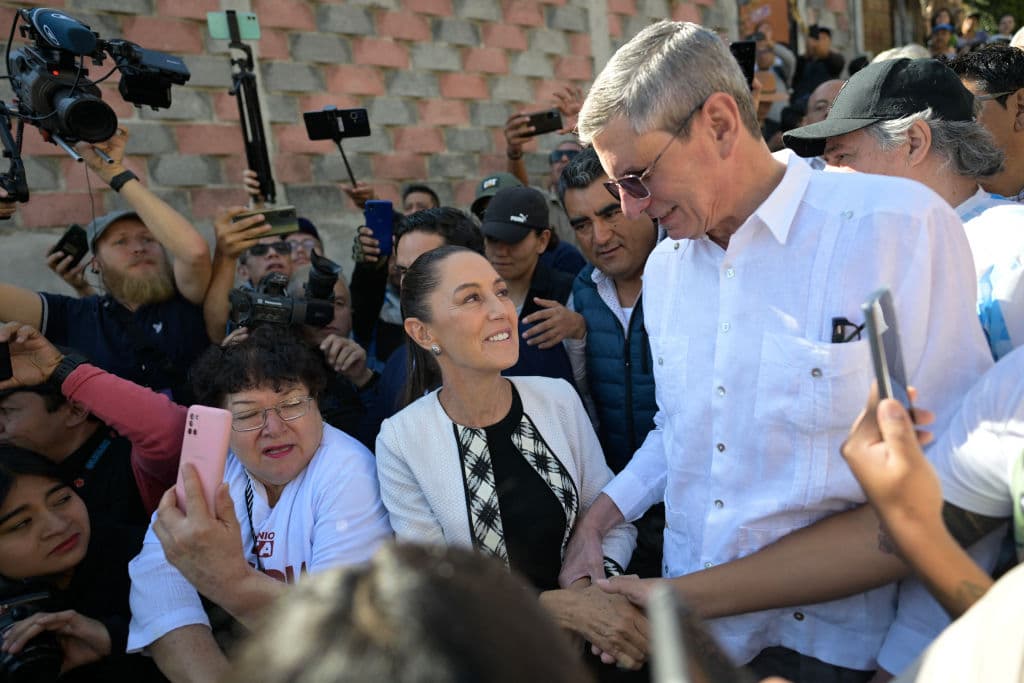 Se separaron 30 años y Facebook los reencontró: la historia de Claudia Sheinbaum y su esposo Jesús Tarriba
