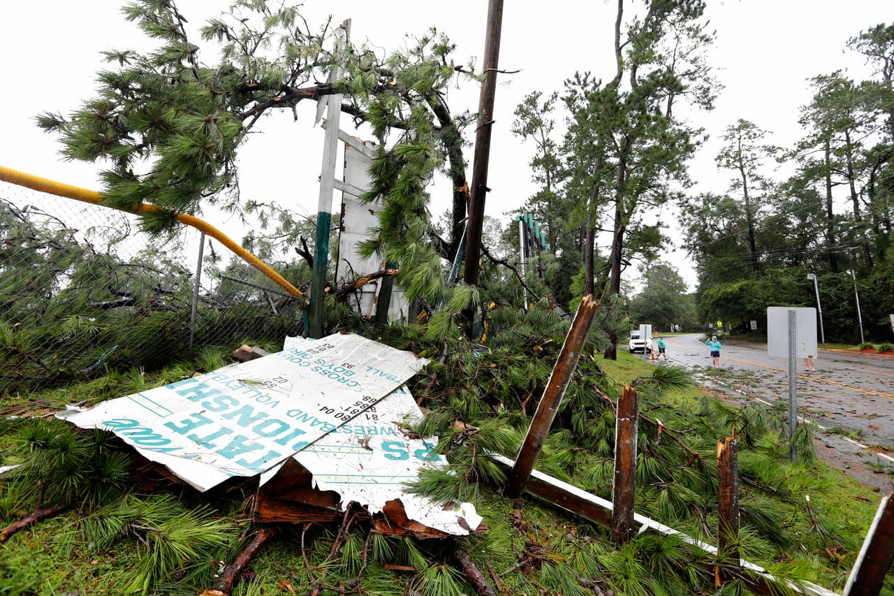 Destrozos en el estadio de una escuela secundaria en Summerville, Carolina del Sur, ocurridos aparentemente por un tornado, asociado al paso del huracán Dorian.
