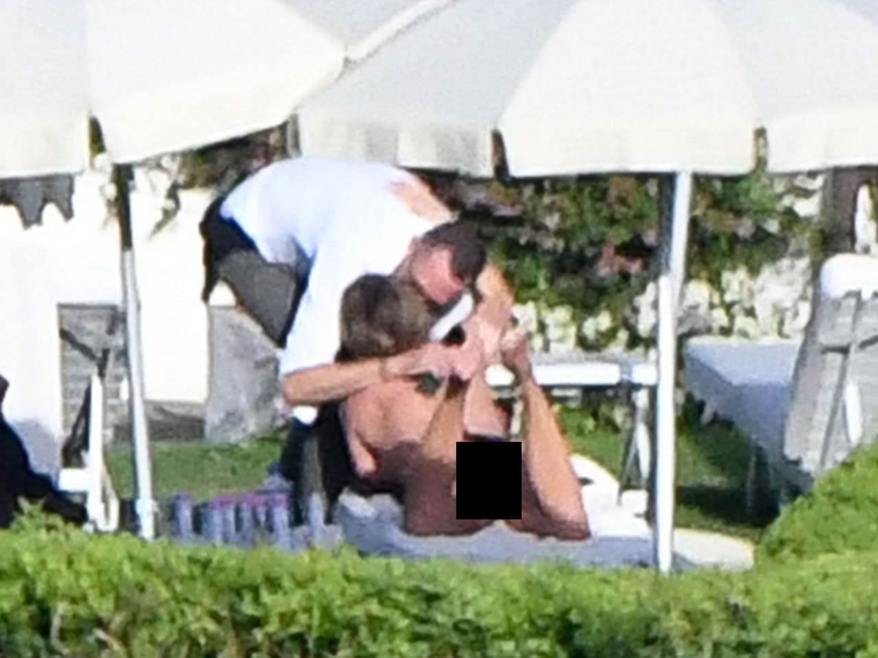 El besito duró un poco más de lo normal.