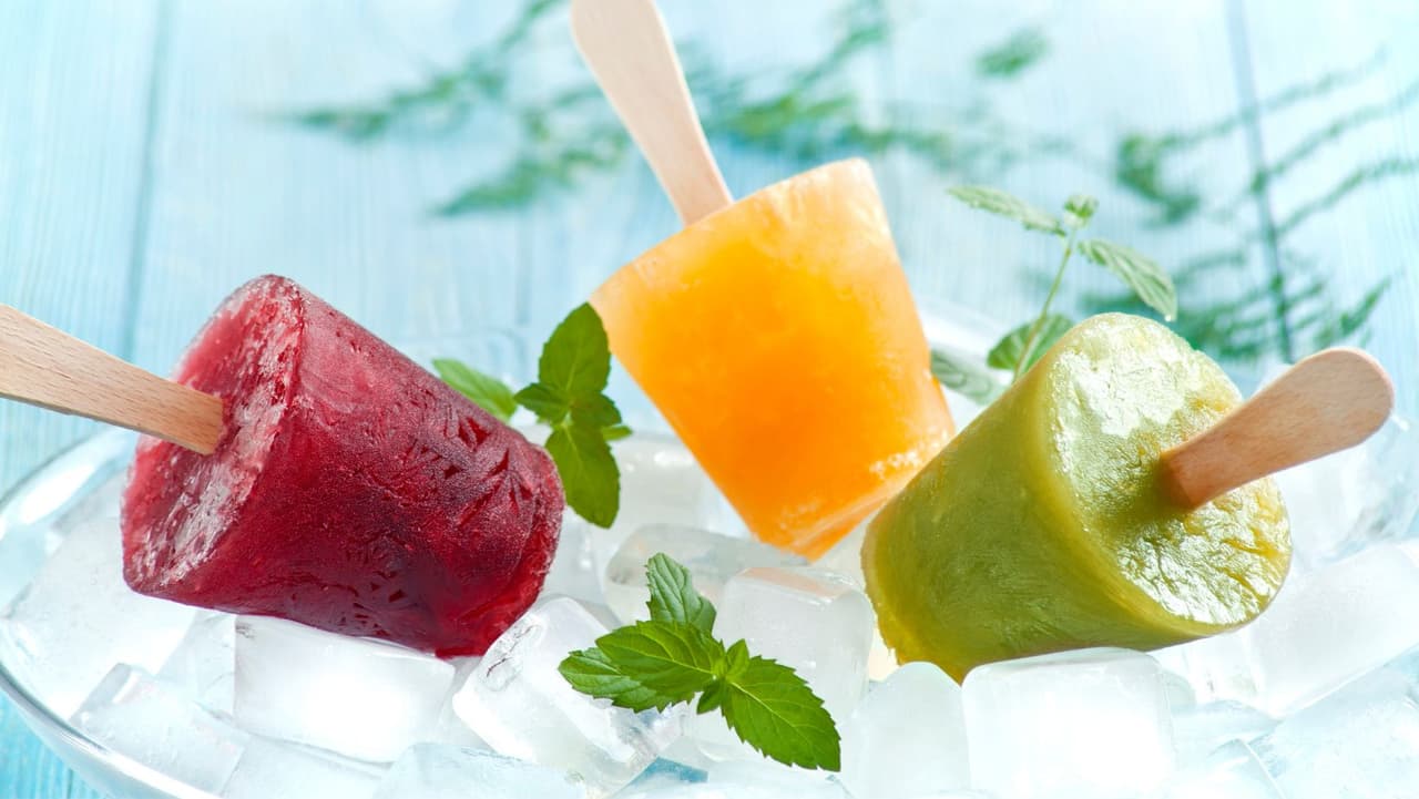 <b>Paletas caseras</b>: Una paleta helada hecha en casa es una gran alternativa a las variedades azucaradas compradas en la tienda y también puede servir como un gran proyecto de manualidades de verano. Hay un sinfín de recetas, desde mezclas de
<b>frutas puras</b> hasta brebajes a base de yogur, para mantener su congelador repleto de diferentes opciones durante todo el verano.