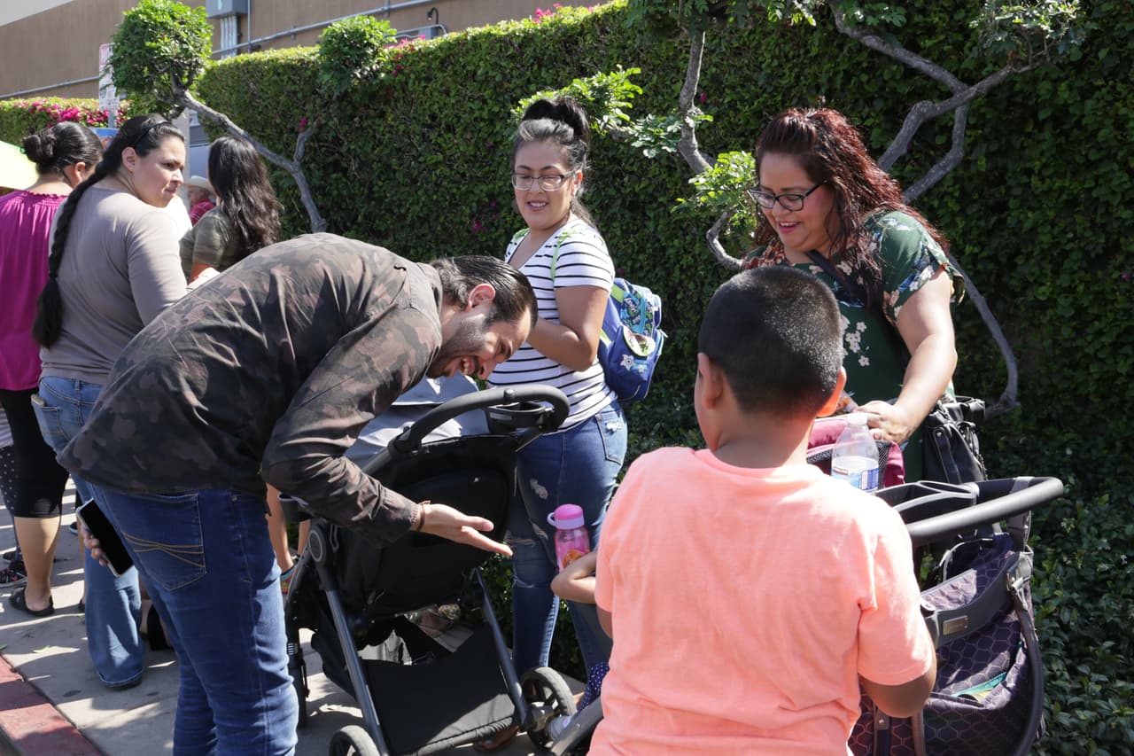 Después de saludar a sus radioescuchas, la repartición de mochilas finalmente comenzó.