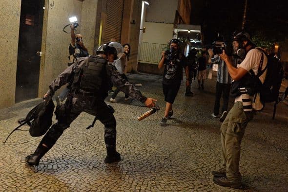 Por su parte, varios testigos han afirmado que algunos agentes se han infiltrado en la protesta para reventar la manifestación.