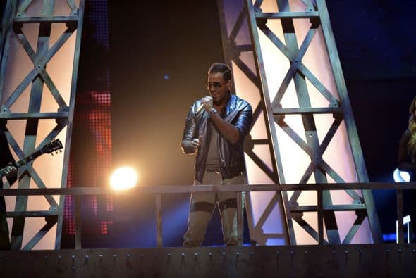 Romeo Santos inició su presentación en la parte superior de lo que simulaba la torre Eiffel.