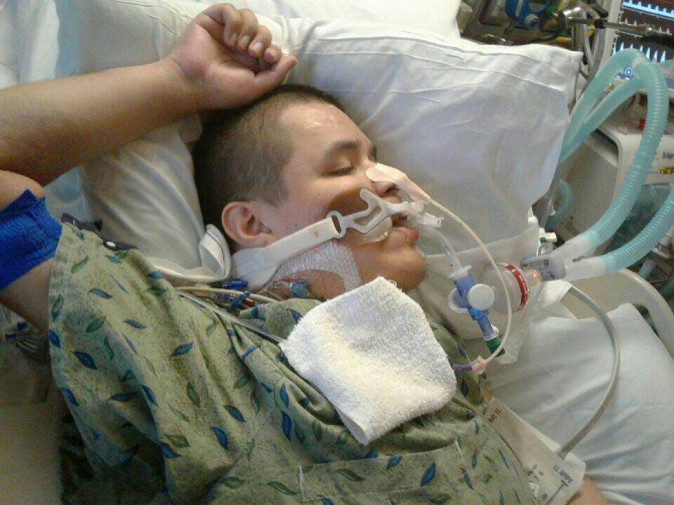 Aarón Hernández fue internado en un hospital hace 16 días a causa de una fuerte neumonía que lo mantiene en terapia intensiva.