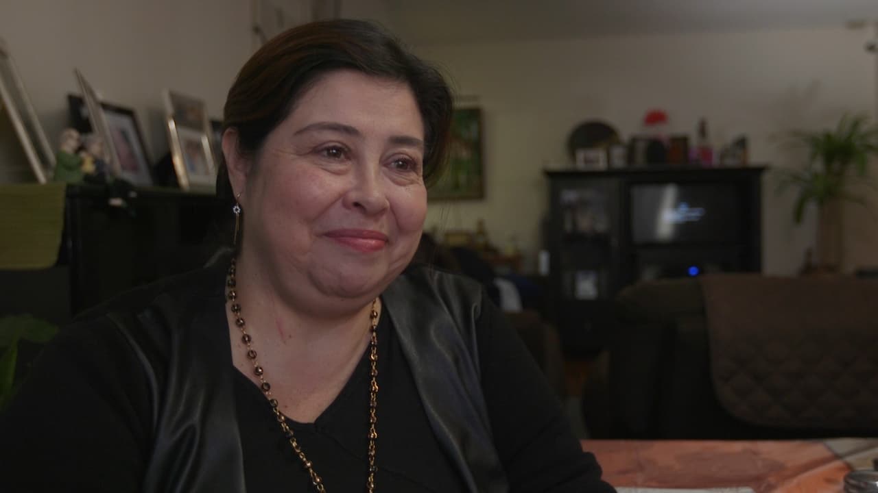 Nancy Aponte recibió una ayuda invaluable de Alejo Conde y su esposa cuando llegó a Estados Unidos. La trataron como una "hija adoptiva". Por eso, ella no dudó en ocuparse de Alejo cuando su esposa falleció. 
<b>Antes de que él recibiera el diagnóstico de <a href="http://www.univision.com/noticias/alzheimer/habra-35-millones-de-latinos-en-eeuu-con-alzheimer-en-2060-segun-estudio">Alzheimer</a> ella notó cambios en su comportamiento</b>. “Había muchas cosas que yo no sabía manejar, que yo no lograba entender”, cuenta.