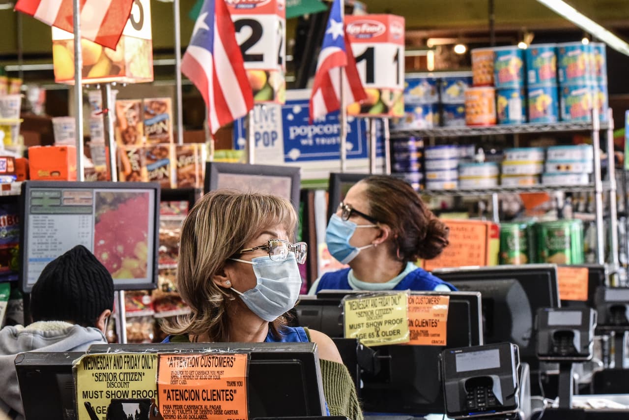 <b>Las máscaras recomendadas oficialmente. </b>Los cajeros de una tienda de alimentos en Brooklyn, Nueva York, el 2 de abril. Tres días después las autoridades sanitarias de EEUU indicaron a los ciudadanos que deben llevar mascarilla o tapabocas, lo que significa un cambio respecto a anteriores recomendaciones.