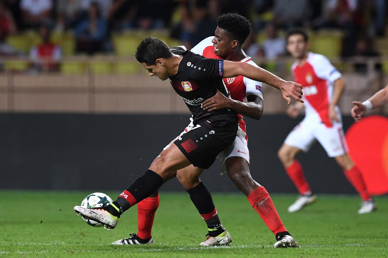 El delantero salido de las fuerzas básicas de Chivas de Guadalajara comenzó desde la banca en Manchester United, bajo la dirección de Sir Alex Ferguson. Aún así se ha sabido mantener en Europa.