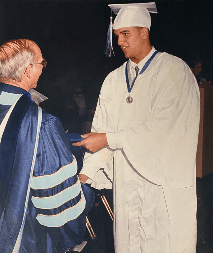 Aquí vemos al chef de la casa recibiendo el reconocimiento por sus años de estudio. Aunque su pasión eran los deportes la vida le mostró que la cocina también lo era.