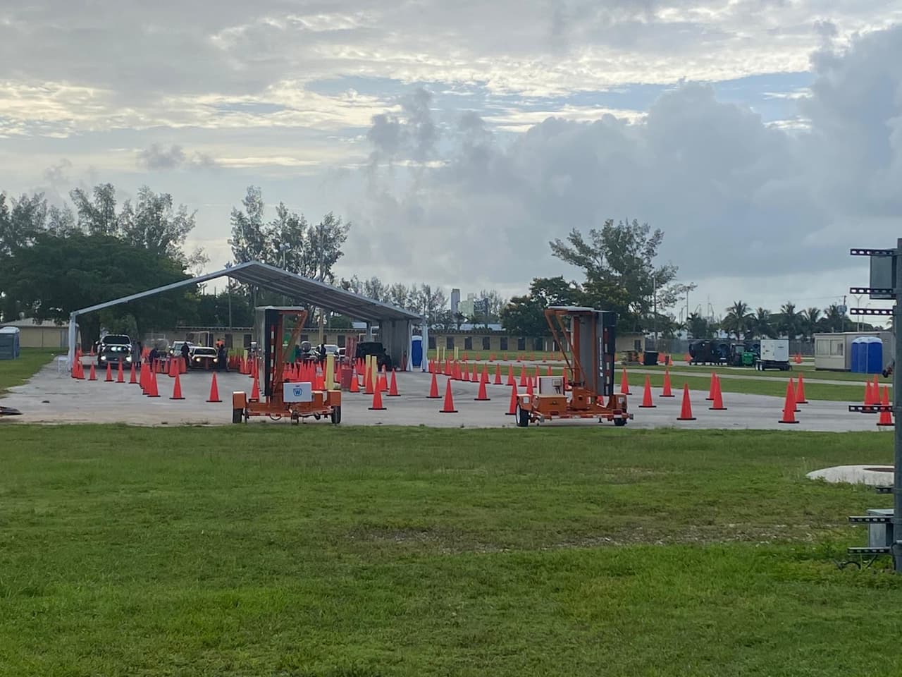 <b>Tropical Park </b>: en el 7900 SW 40th St, Miami, FL 33155. 
<a href="https://curative.com/search#9/25.8943/-80.3193" target="_blank">Puede solicitar la cita aquí. </a>