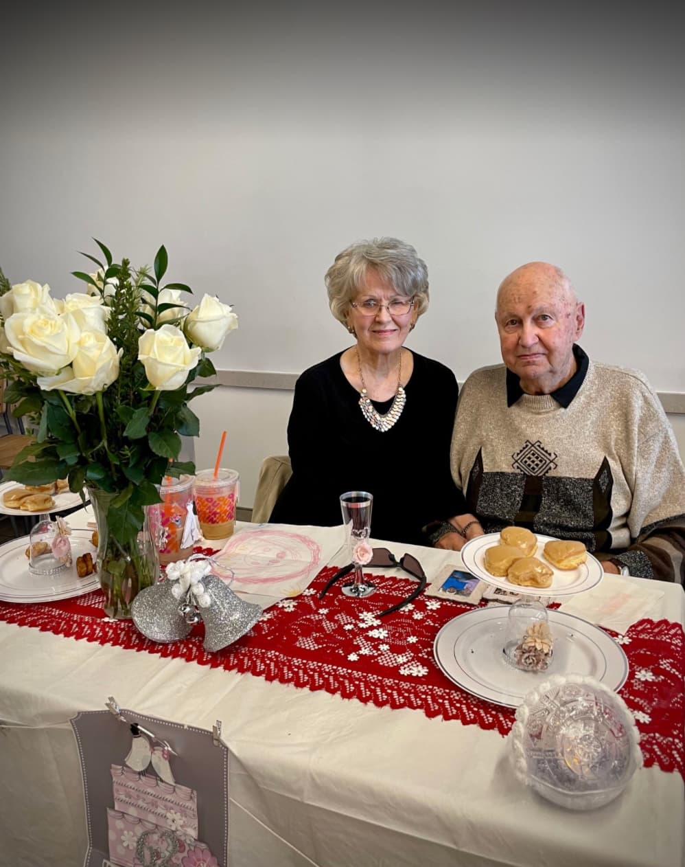 Aunque sabía que no tenía la solución de su problema, quiso poner un granito de arena y le llevó al gerente un cheque por $280, para que le diera 
<b>una propina de $20 a cada uno de sus trabajadores. </b>
<br>