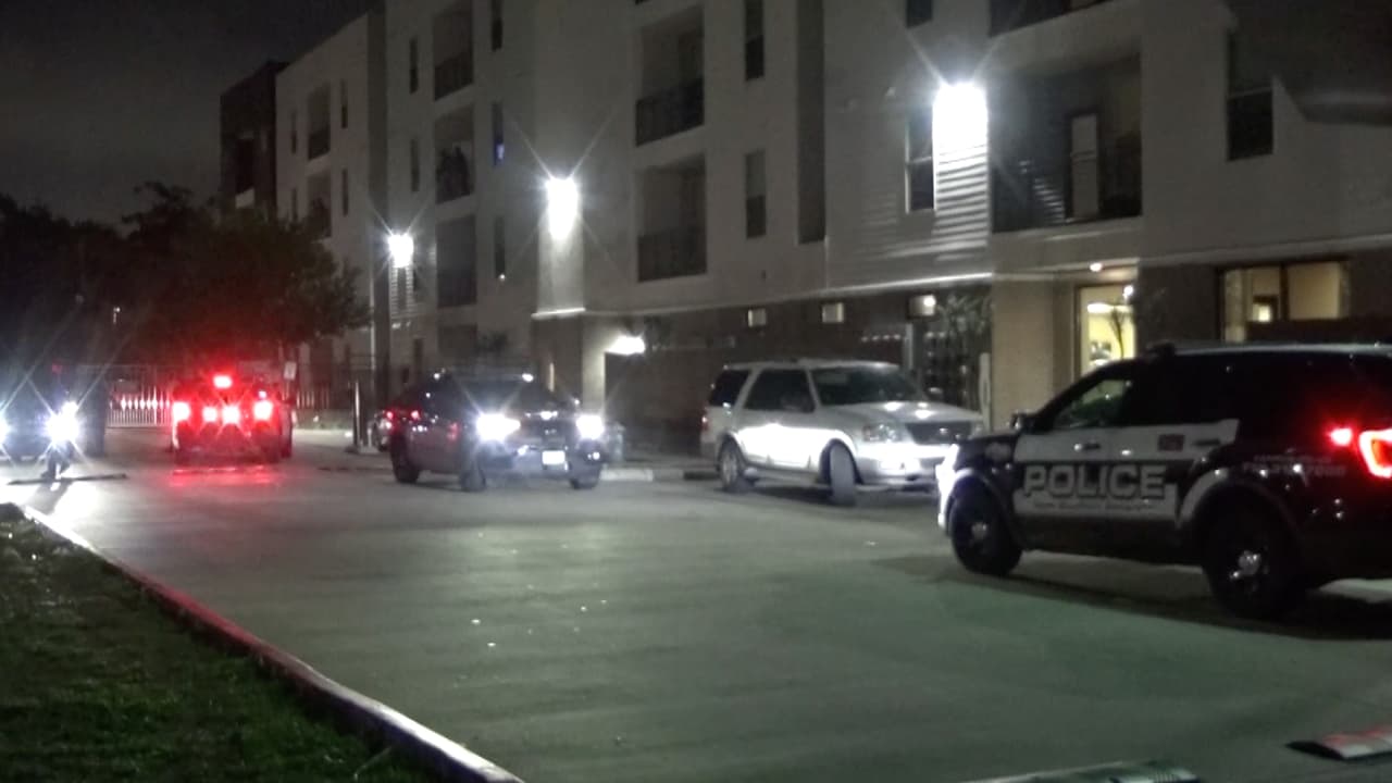 Balean a un hombre varias veces tras una discusión en la piscina de unos apartamentos en Houston