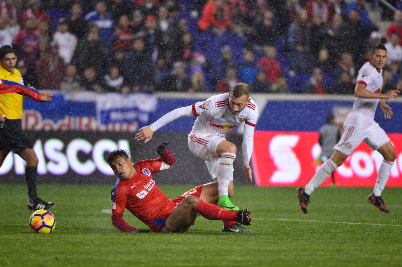 Aunque no hubo mucho público, las emociones en el campo estaban a la altura de un partido decisivo.