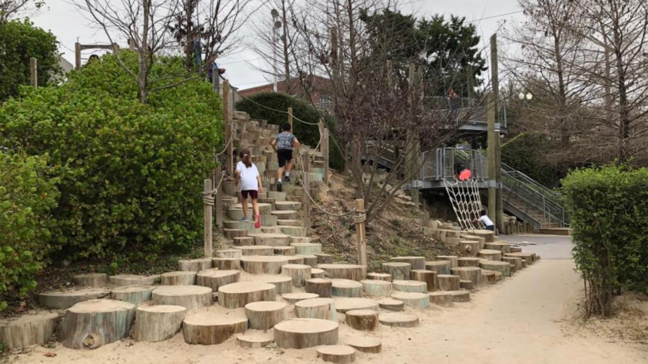 Elementos como el agua, rocas, madera o el césped forman parte del juego de los pequeños.