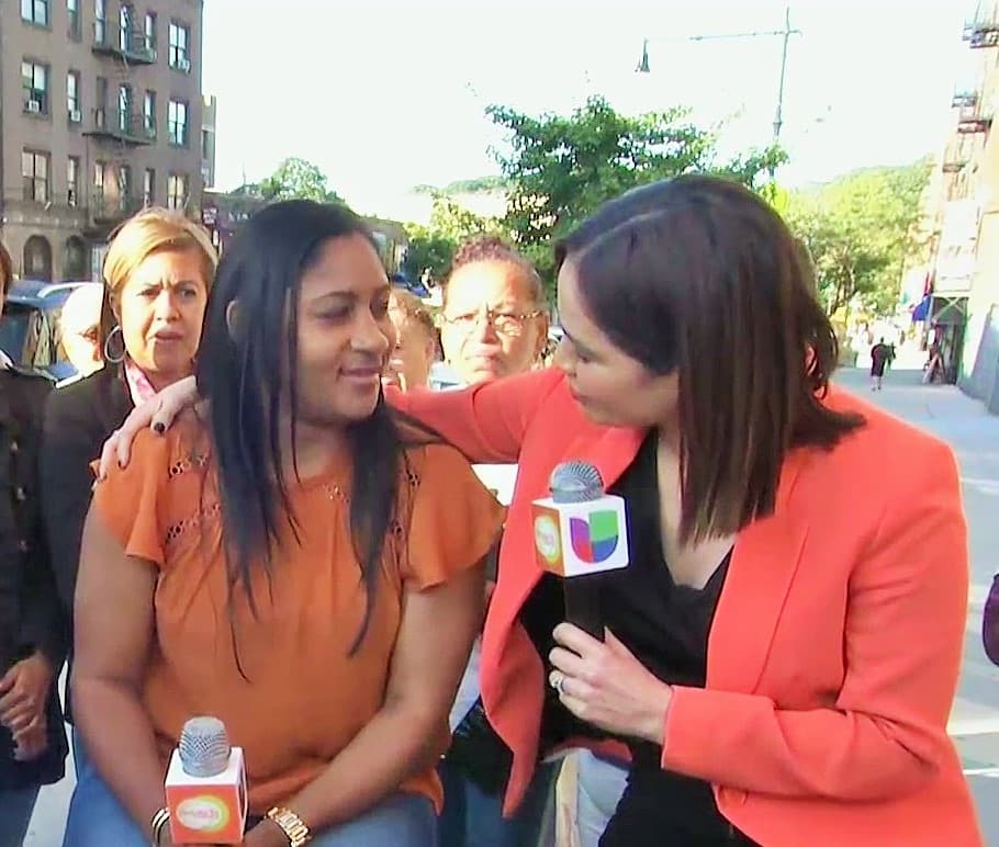 Asimismo, la conductora mexicana entrevistó a Ingrid de León, una madre de familia que fue apuñalada por su esposo hace un año.