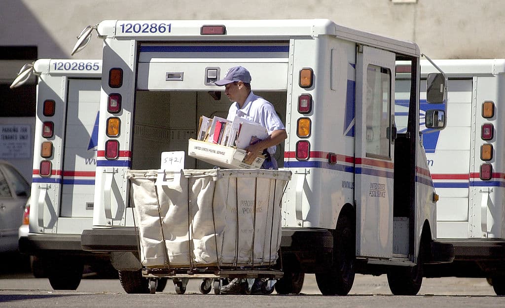 El correo quiere subir 3 centavos de dólar a las estampillas para reducir su gigantesca deuda