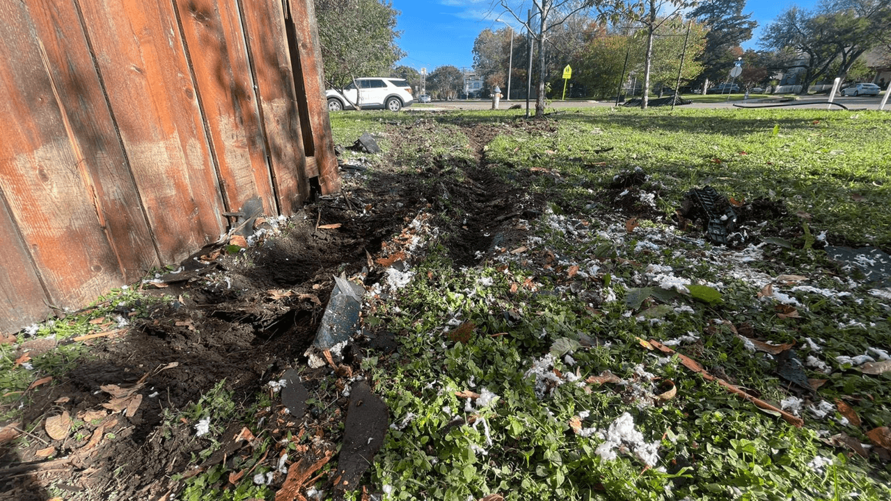 La residencia también tuvo algunos daños afuera, donde terminó con escombros y piezas caídas.