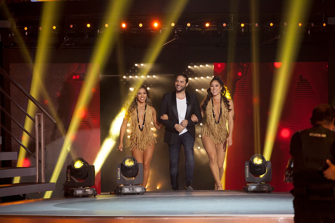 Ya sea París, Lisboa, Nueva York y ahora México, Mónica acompaña a Joaquín Cortés a todas sus presentaciones y, por supuesto, en las grabaciones de Mira Quién Baila tiene su lugar reservado.