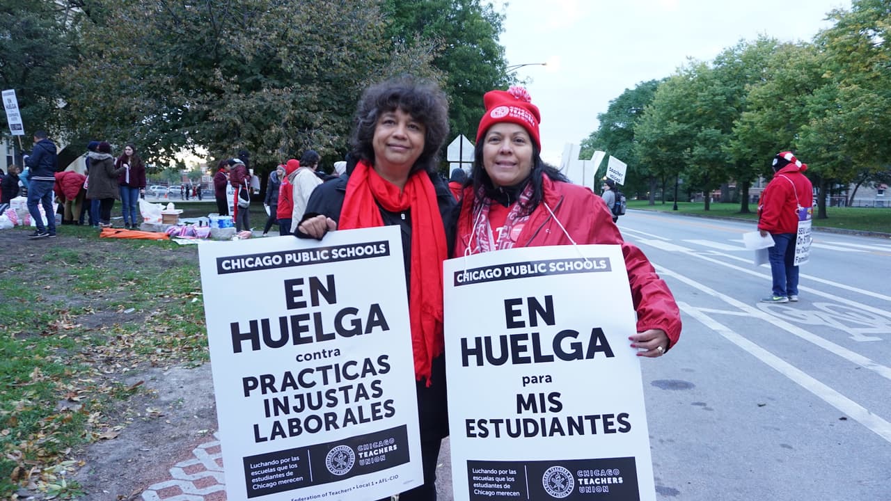 "(La) equidad para nosotros es muy importante. Todos pagamos impuestos y la riqueza de la ciudad debe ser distribuida, especialmente para la educación. Nosotros no tenemos productos, no estamos en fábricas. Tenemos el futuro en nuestras manos", comentó Olga Contreras (izquierda), maestra de la escuela María Saucedo. América Olmedo (derecha), dijo: "Es tiempo de que todos los recursos de la ciudad no se vayan solamente a ciertas comunidades. Nuestros estudiantes latinos también merecen los mismos recursos que las otras comunidades merecen".