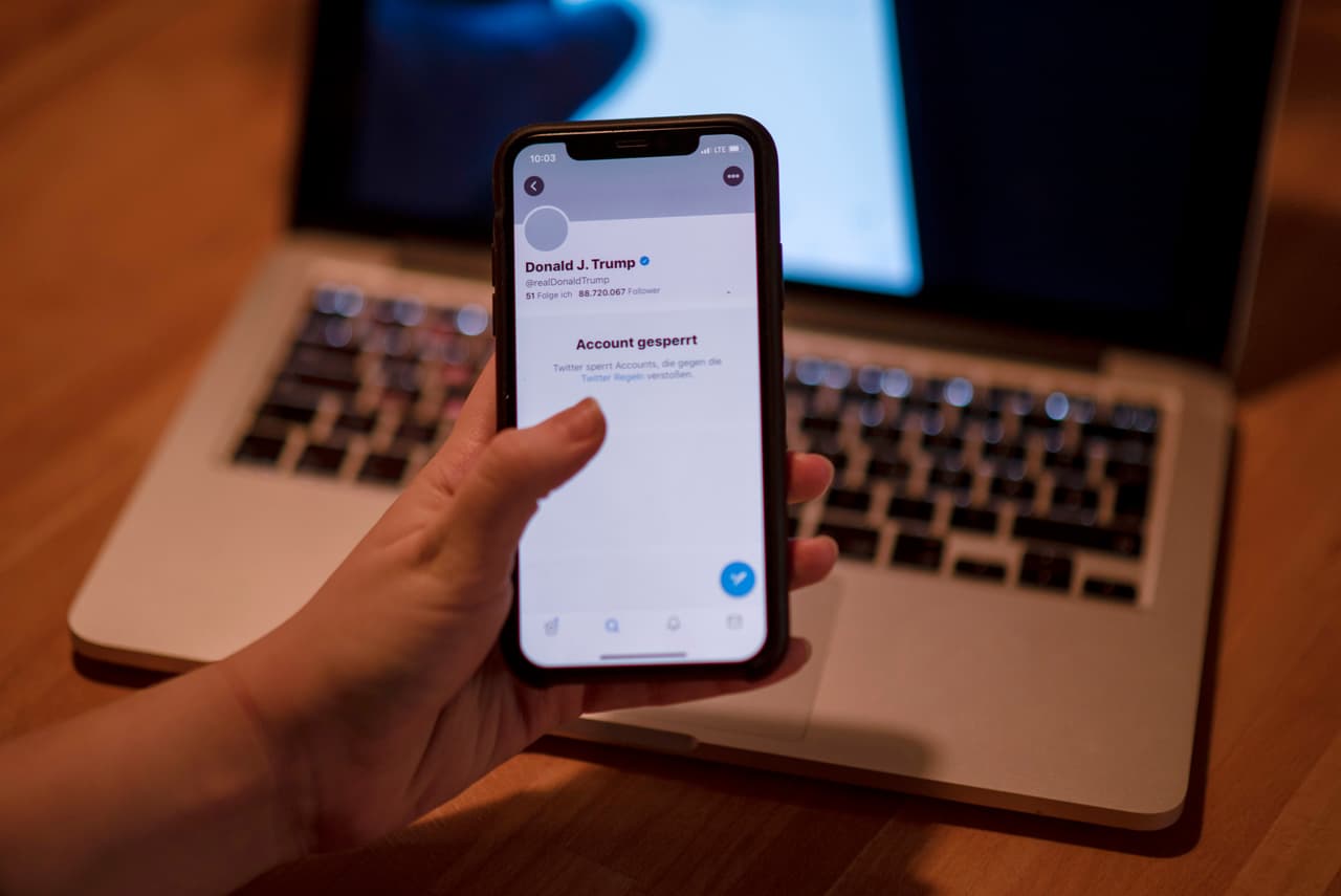 <b>Trump expulsado de Twitter</b>. La red social favorita del mandatario, desde donde hizo incontables comentarios inapropiados, acusaciones falsas y notificó actos de gobierno, 
<a href="https://www.univision.com/noticias/politica/twitter-suspende-permanentemente-la-cuenta-de-donald-trump"><u>suspendió la cuenta el 8 de enero</u></a>, dos días después de la revuelta en el Congreso. Justificaron la medida alegando que los mensajes del presidente son un “riesgo de incitación a la violencia”.