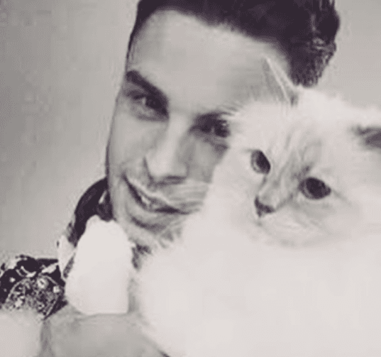 La gatita llegó a la vida de Karl Lagerfeld cuando, entre 2011 y 2012, el modelo Baptiste Giabiconi se la encargó al diseñador mientras salía de viaje.
<br>