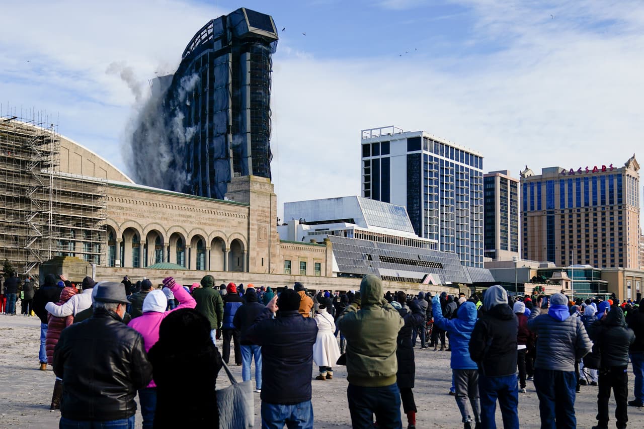 Decenas de espectadores acudieron a la zona para ver la implosión. Hoteles cercanos ofrecieron paquetes especiales para obtener vistas privilegiadas.
<br>