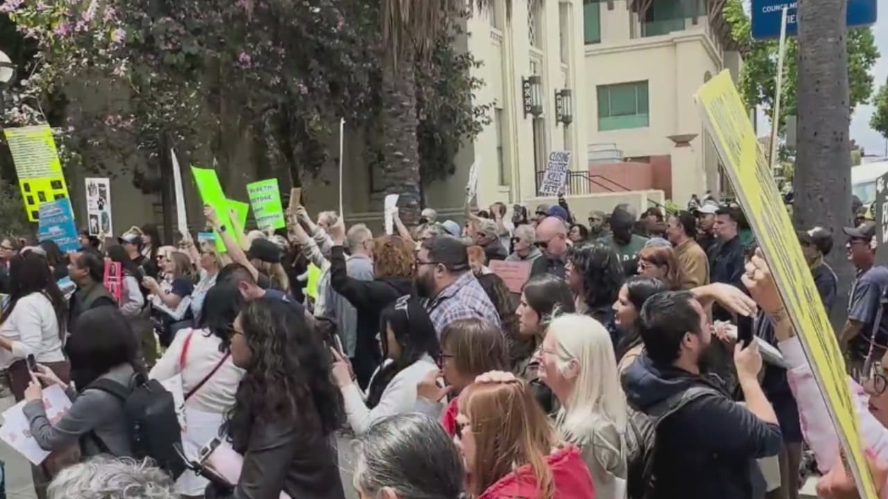 Protestas en Los Ángeles contra el presupuesto de Karen Bass por recortes y despidos