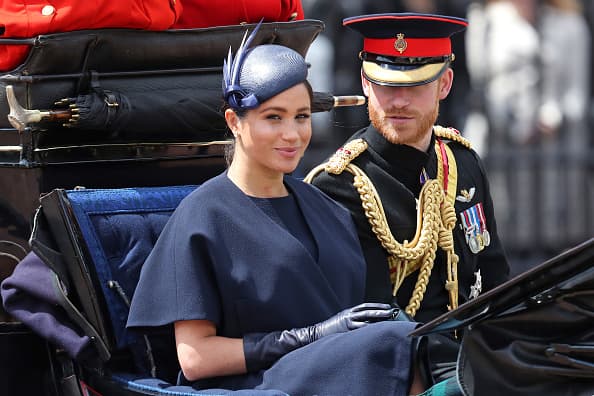 A decir de 
<a href="https://www.quien.com/realeza/2019/06/08/meghan-marklereaparece-elegante-en-un-givenchy-azul-marino" target="_blank">Quién</a>, el elegante atuendo azul marino de Markle fue diseñado por Givenchy y el tocado por Noel Stewart.
