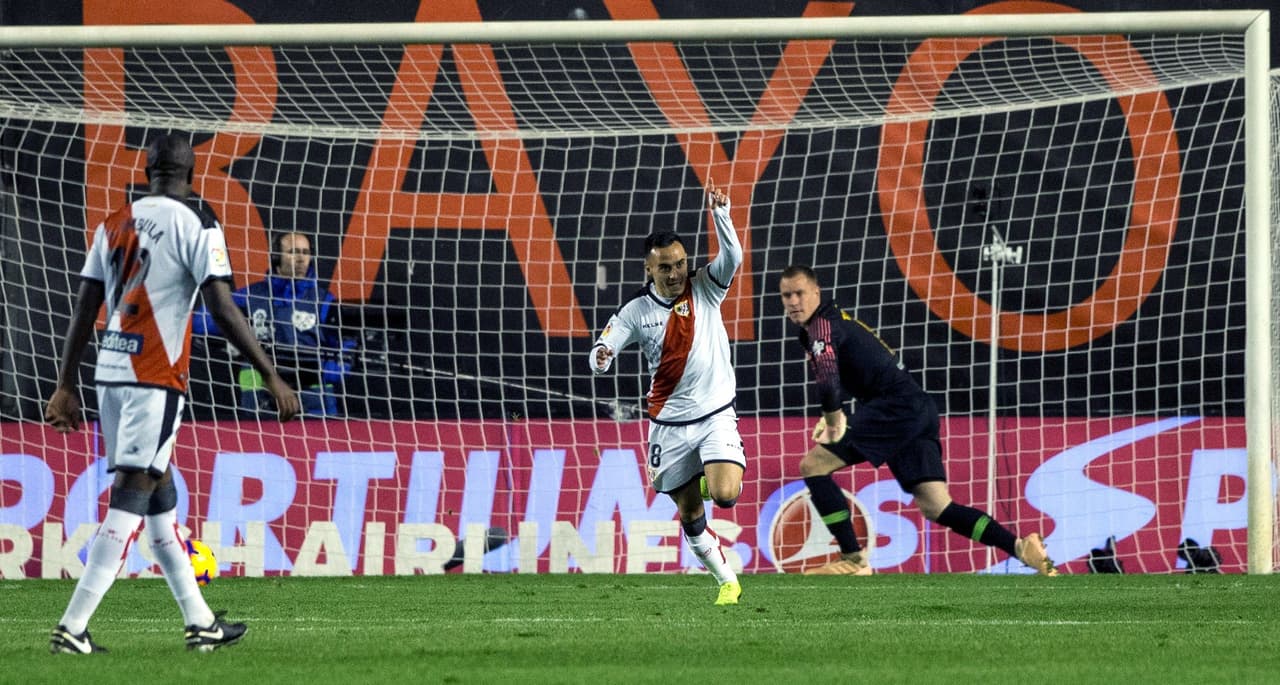 La sorpresa llegó al minuto 57' con el gol de Álvaro García (centro) para darle ventaja por 2-1 al Rayo Vallecano.